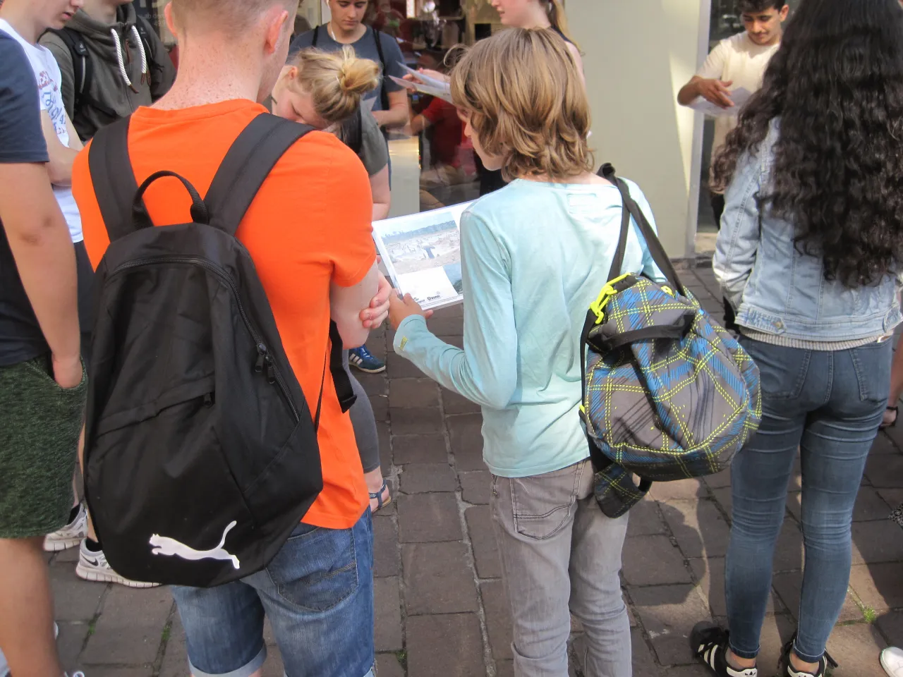 Jugendliche diskutieren &uuml;ber Ern&auml;hrung bei einer Klimatour durch die Bremer Innenstadt