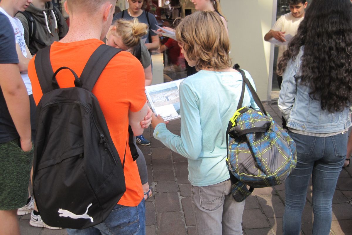Jugendliche diskutieren über Ernährung bei einer Klimatour durch die Bremer Innenstadt